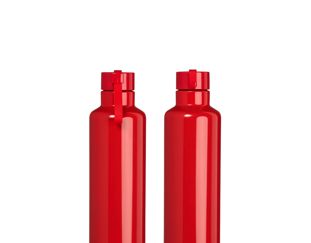 Garrafa térmica de inox com capacidade de 900 ml. Equipado com tampa rosqueável e alça colorida de silicone acoplada à tampa, combina funcionalidade e estilo para o transporte de suas bebidas.