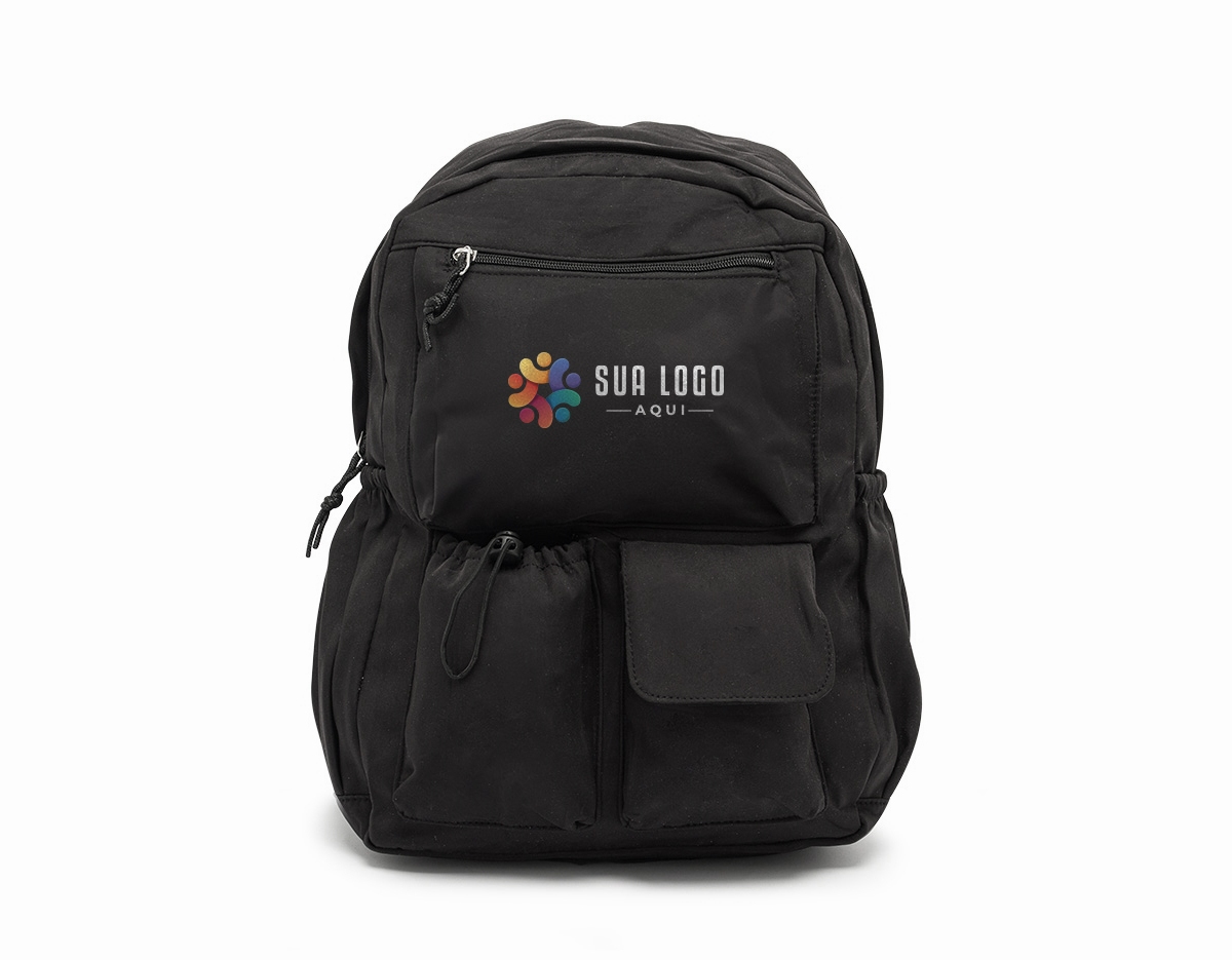 Mochila de poliéster de 25 litros com dois compartimentos, sendo o principal com um bolso raso para notebook de até 15,6 polegadas. A mochila possui um adaptador USB externo e quatro bolsos: dois laterais com elástico, um com velcro e um com cordão ajustável.