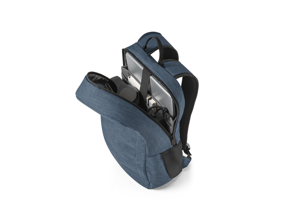 Mochila para notebook portátil em 300D poliéster reciclado (100% rPET) e forro em 210D poliéster reciclado (100% rPET). Compartimento principal almofadado, com divisória principal para portátil até 15.6" e tablet até 10.1". Mochila com 2 bolsos frontais com zíper e 2 bolsos laterais com detalhe em tela mesh. Parte posterior e alças almofadadas, ajustáveis para os ombros. A parte posterior e alças almofadadas incorporam uma alça para trolley em caso de necessidade. Design idealizado para assegurar uma excelente arrumação nas suas viagens de trabalho ou lazer. Capacidade até 18 L. 300 x 450 x 140 mm