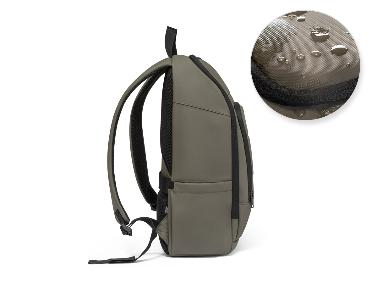 Mochila para notebook em 600D, poliéster reciclado (100% rPET), de alta densidade, com revestimento resistente à água e forro em 210D poliéster reciclado (100% rPET). Possui um compartimento principal com diversos bolsos e 2 divisórias almofadadas para notebook até 16" e tablet até 10.1". Bolso frontal com zíper com divisórias interiores. Bolso lateral ideal para transportar a sua squeeze. A parte posterior tem um acolchoamento extra e incorpora uma alça para trolley em caso de necessidade. Faixa refletora na parte da frente da mochila. Capacidade até 19 L. 300 x 460 x 160 mm