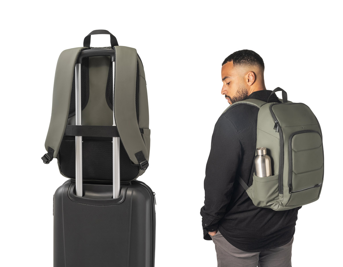 Mochila para notebook em 600D, poliéster reciclado (100% rPET), de alta densidade, com revestimento resistente à água e forro em 210D poliéster reciclado (100% rPET). Possui um compartimento principal com diversos bolsos e 2 divisórias almofadadas para notebook até 16" e tablet até 10.1". Bolso frontal com zíper com divisórias interiores. Bolso lateral ideal para transportar a sua squeeze. A parte posterior tem um acolchoamento extra e incorpora uma alça para trolley em caso de necessidade. Faixa refletora na parte da frente da mochila. Capacidade até 19 L. 300 x 460 x 160 mm