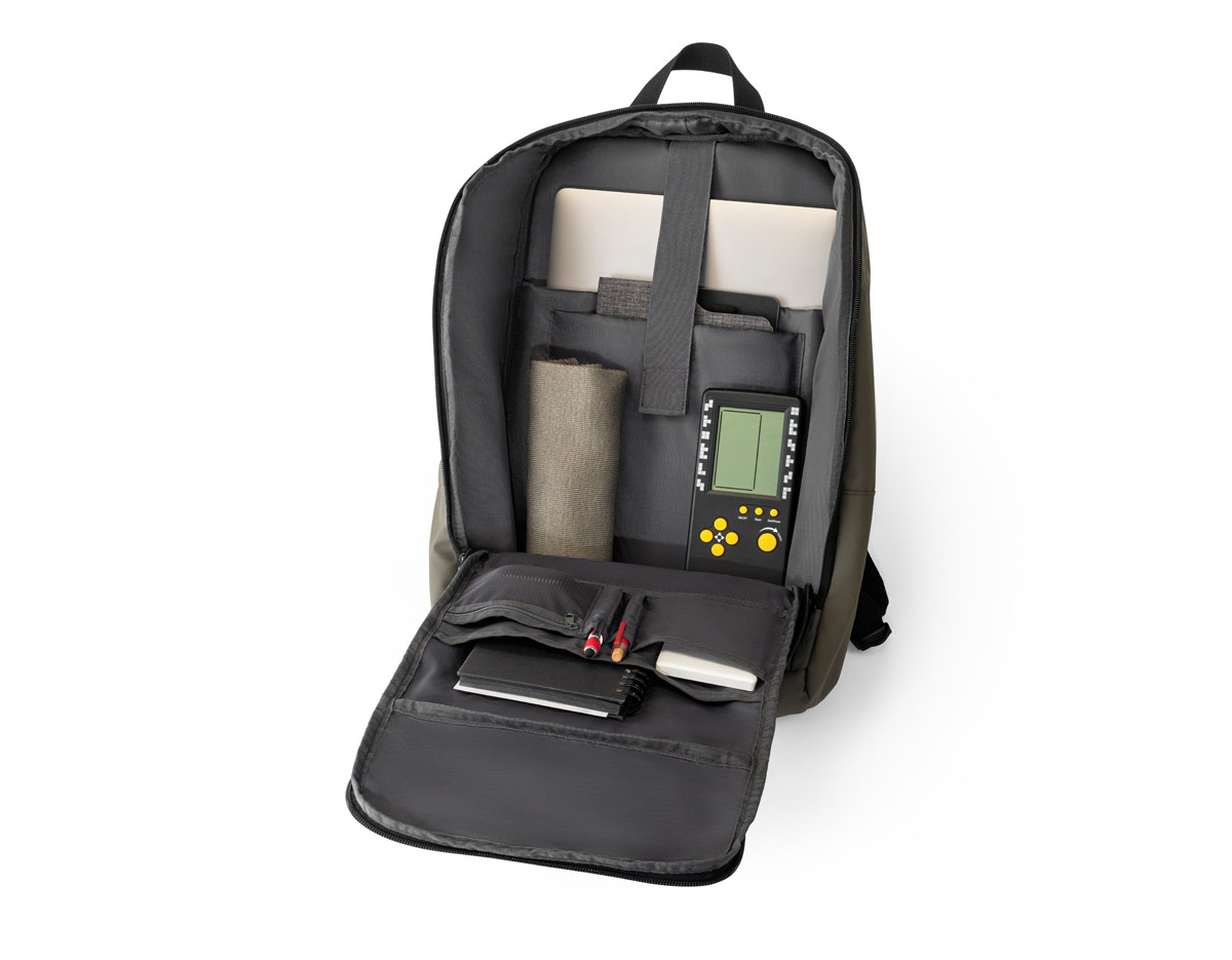 Mochila para notebook em 600D, poliéster reciclado (100% rPET), de alta densidade, com revestimento resistente à água e forro em 210D poliéster reciclado (100% rPET). Possui um compartimento principal com diversos bolsos e 2 divisórias almofadadas para notebook até 16" e tablet até 10.1". Bolso frontal com zíper com divisórias interiores. Bolso lateral ideal para transportar a sua squeeze. A parte posterior tem um acolchoamento extra e incorpora uma alça para trolley em caso de necessidade. Faixa refletora na parte da frente da mochila. Capacidade até 19 L. 300 x 460 x 160 mm