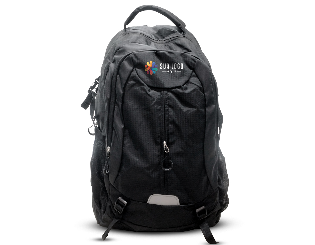 Leve tudo e mais um pouco com a nossa mochila de poliéster de 43 litros. Espaçosa e eficiente, possui três compartimentos, sendo o principal com um bolso para notebook de até 15,6 polegadas. Conta com divisórias internas para manter acessórios organizados e bolsos laterais de tela para acesso fácil aos itens essenciais. Esse modelo possui revestimento espumado nas costas para maior conforto e, para sua segurança, tem um detalhe refletivo na parte frontal, aumentando sua visibilidade em condições de pouca luz. Além disso, há um apito integrado em uma das fivelas, e as alças de compressão e compensação ajudam a distribuir o peso de forma equilibrada.