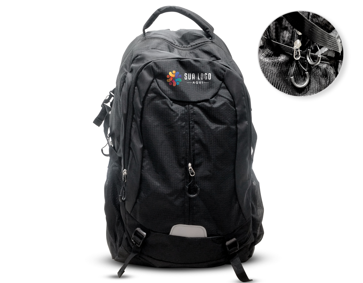 Leve tudo e mais um pouco com a nossa mochila de poliéster de 43 litros. Espaçosa e eficiente, possui três compartimentos, sendo o principal com um bolso para notebook de até 15,6 polegadas. Conta com divisórias internas para manter acessórios organizados e bolsos laterais de tela para acesso fácil aos itens essenciais. Esse modelo possui revestimento espumado nas costas para maior conforto e, para sua segurança, tem um detalhe refletivo na parte frontal, aumentando sua visibilidade em condições de pouca luz. Além disso, há um apito integrado em uma das fivelas, e as alças de compressão e compensação ajudam a distribuir o peso de forma equilibrada.