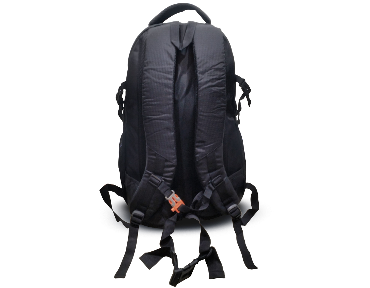 Leve tudo e mais um pouco com a nossa mochila de poliéster de 43 litros. Espaçosa e eficiente, possui três compartimentos, sendo o principal com um bolso para notebook de até 15,6 polegadas. Conta com divisórias internas para manter acessórios organizados e bolsos laterais de tela para acesso fácil aos itens essenciais. Esse modelo possui revestimento espumado nas costas para maior conforto e, para sua segurança, tem um detalhe refletivo na parte frontal, aumentando sua visibilidade em condições de pouca luz. Além disso, há um apito integrado em uma das fivelas, e as alças de compressão e compensação ajudam a distribuir o peso de forma equilibrada.