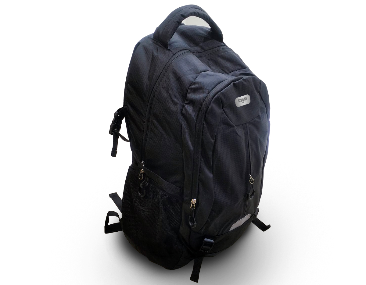 Leve tudo e mais um pouco com a nossa mochila de poliéster de 43 litros. Espaçosa e eficiente, possui três compartimentos, sendo o principal com um bolso para notebook de até 15,6 polegadas. Conta com divisórias internas para manter acessórios organizados e bolsos laterais de tela para acesso fácil aos itens essenciais. Esse modelo possui revestimento espumado nas costas para maior conforto e, para sua segurança, tem um detalhe refletivo na parte frontal, aumentando sua visibilidade em condições de pouca luz. Além disso, há um apito integrado em uma das fivelas, e as alças de compressão e compensação ajudam a distribuir o peso de forma equilibrada.