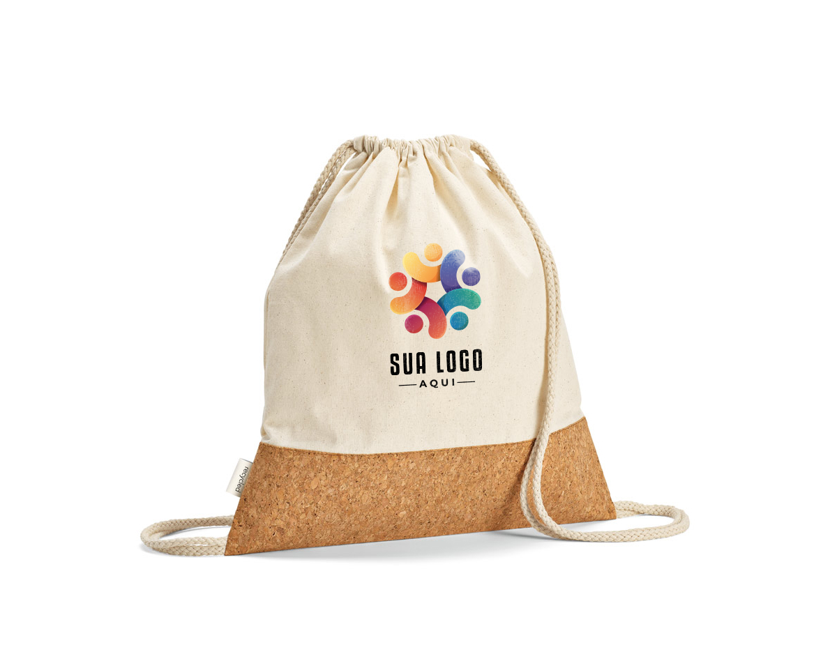Sacola tipo mochila em 70% algodão reciclado e 30% poliéster reciclado (180 g/m²) com base em cortiça. Alças em algodão. 370 x 410 mm