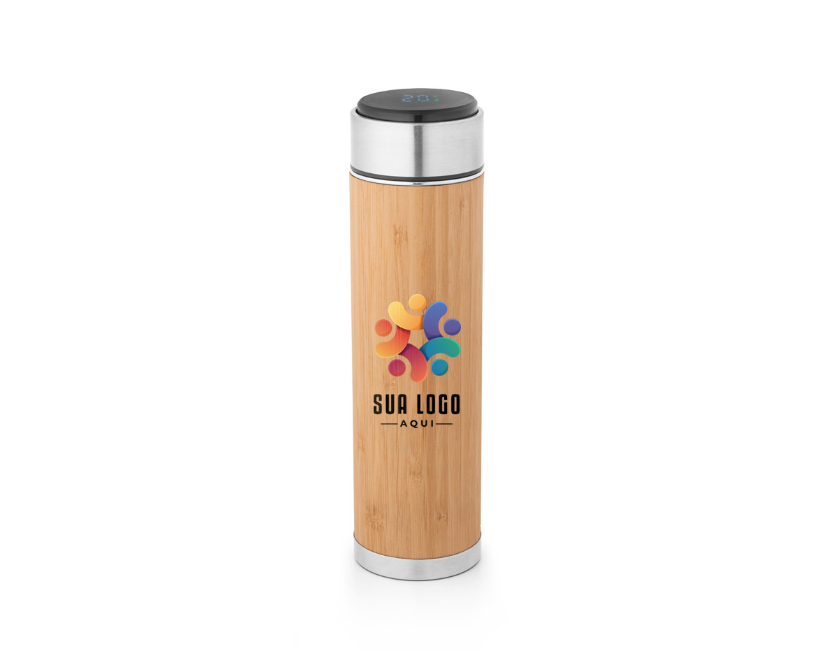 Garrafa em aço inox e bambu de parede dupla térmica, isolada a vácuo. Capacidade até 430 mL. A tampa contém um termômetro digital que permite saber, a qualquer momento, a temperatura da bebida (pilha inclusa). Incluso infusor para chá. Certificação EU Food Grade. A cor e o resultado da impressão nos materiais naturais pode variar entre produtos. ø65 x 235 mm