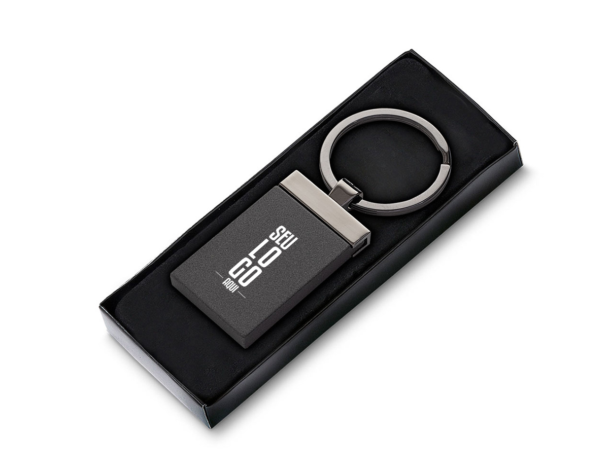 Chaveiro feito de liga de zinco, ferro e alumínio, ideal para uso diário. Vem acompanhado de um estojo para armazenamento e proteção.