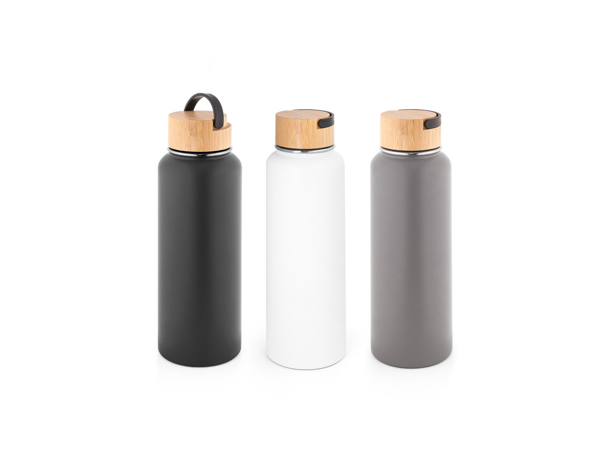 Garrafa em aço inox (90% reciclado) de parede dupla térmica, isolada a vácuo. Com tampa e base em bambu. Capacidade até 550 mL. Fornecido em caixa presente kraft. Certificação EU Food Grade. A cor e o resultado da impressão nos materiais naturais pode variar entre produtos. ø71 x 272 mm