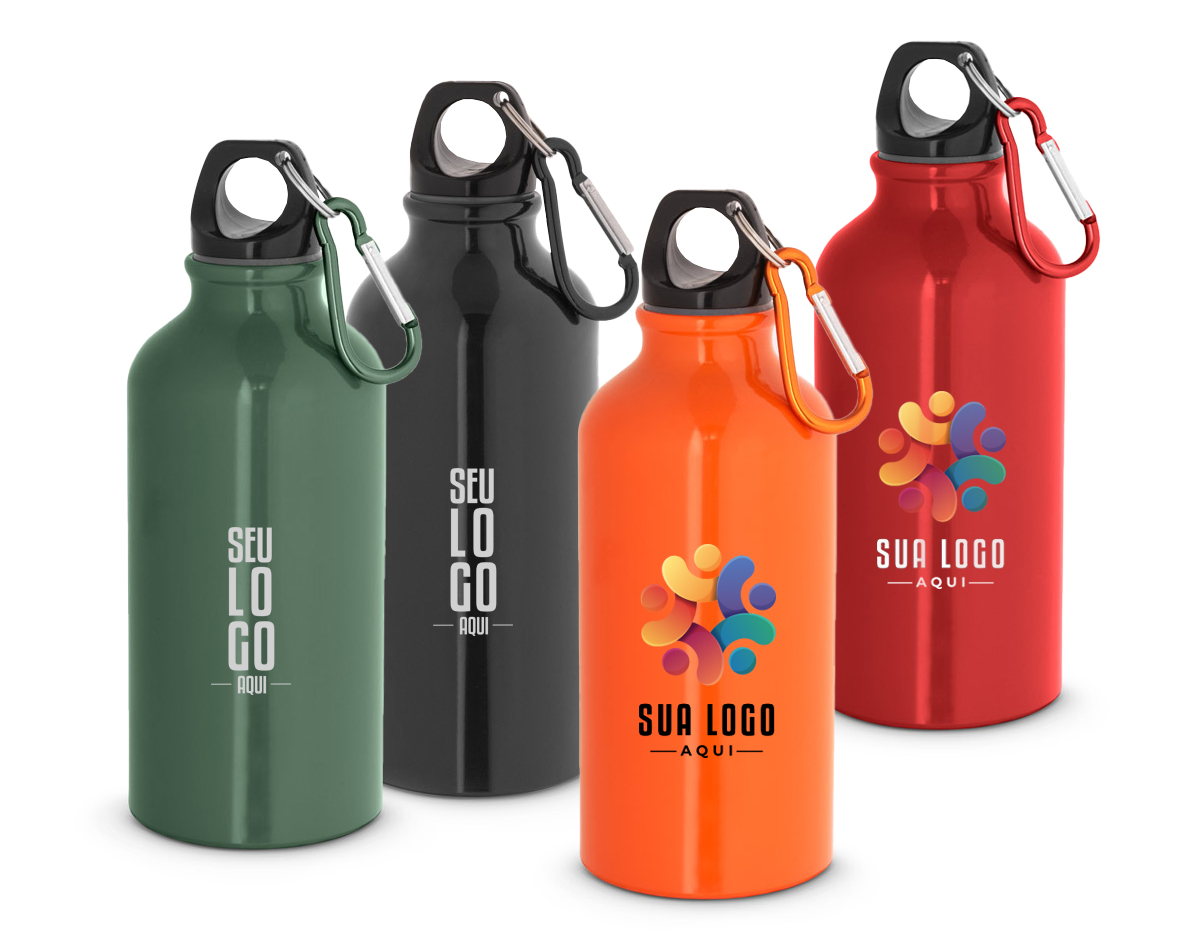 Squeeze esportiva em alumínio com acabamento brilhante, com mosquetão para facilitar o transporte. Capacidade até 400 mL. Certificação EU Food Grade. ø66 x 176 mm