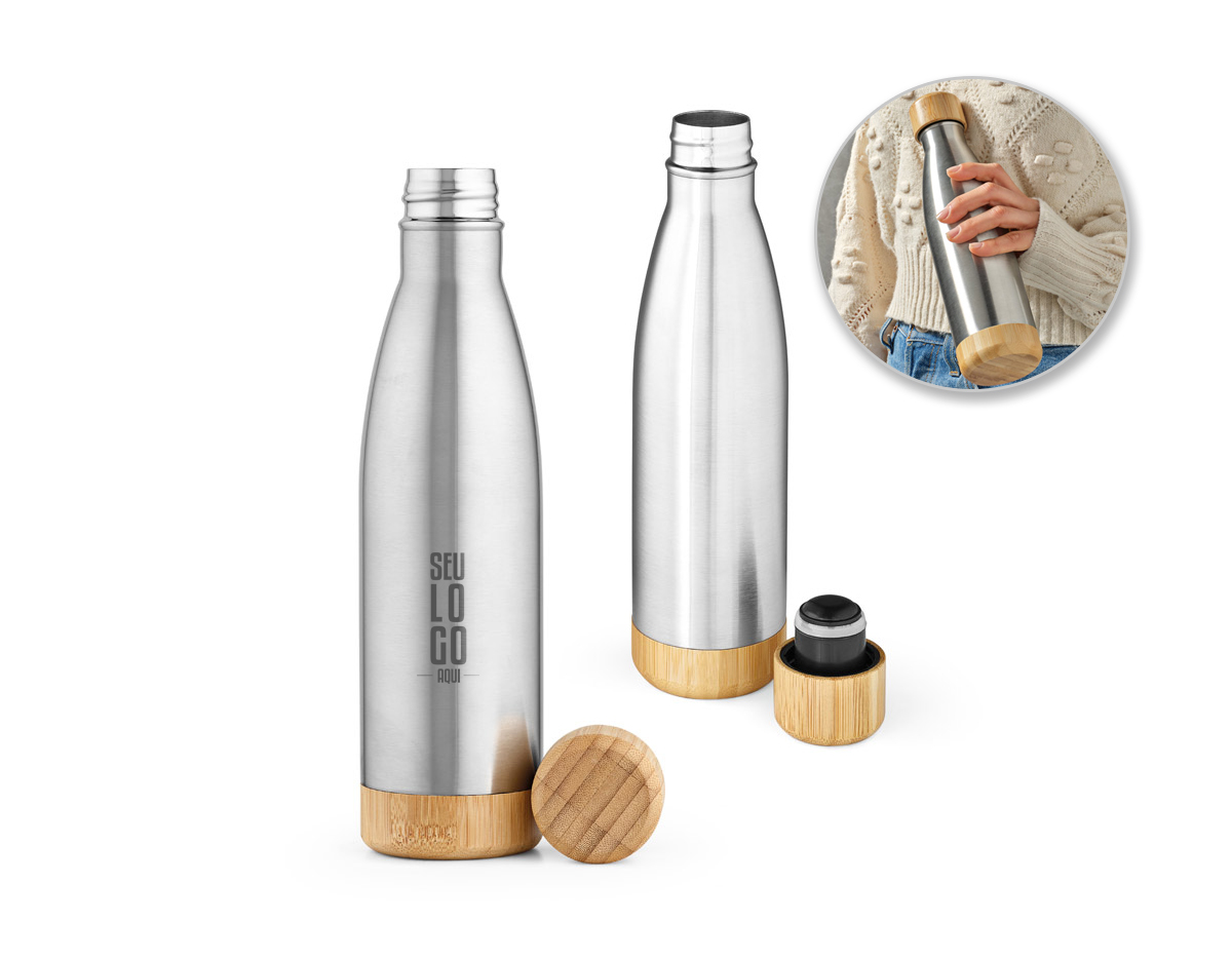 Garrafa em aço inox (90% reciclado) de parede dupla térmica, isolada a vácuo. Com tampa e base em bambu. Capacidade até 550 mL. Fornecido em caixa presente kraft. Certificação EU Food Grade. A cor e o resultado da impressão nos materiais naturais pode variar entre produtos. ø71 x 272 mm
