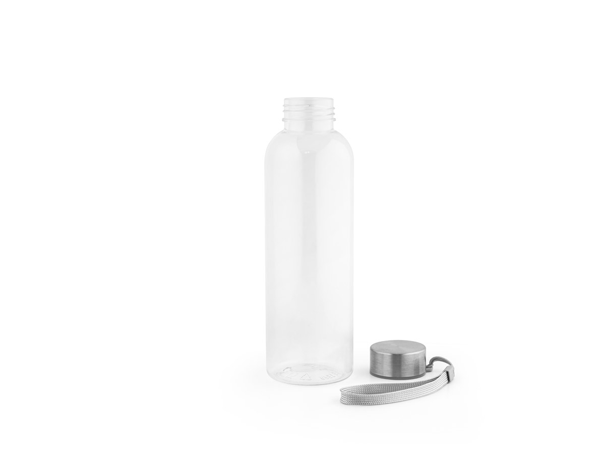 Squeeze em rPET 100% reciclado e tampa em aço inox, com pega em corda para facilitar o transporte. Capacidade até 580 mL. Certificação EU Food Grade. ø65 x 210 mm