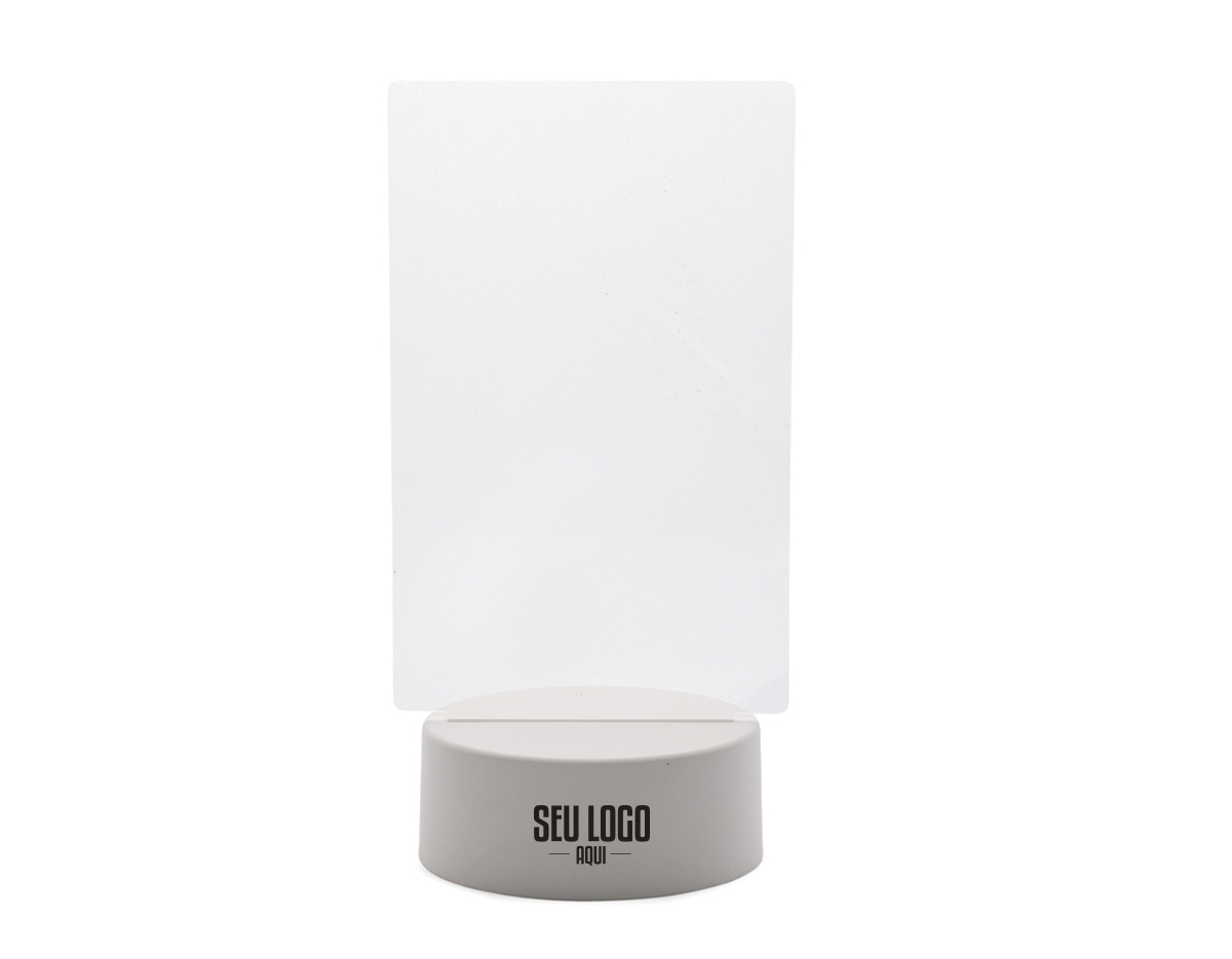 Luminária de mesa com luz Led, tela acrílica e base plástica. Acompanha caneta plástica com apagador integrado, tela 3D acrílica, base Led luminosa com cabo USB e espaço para 3 pilhas AA 1.5V .