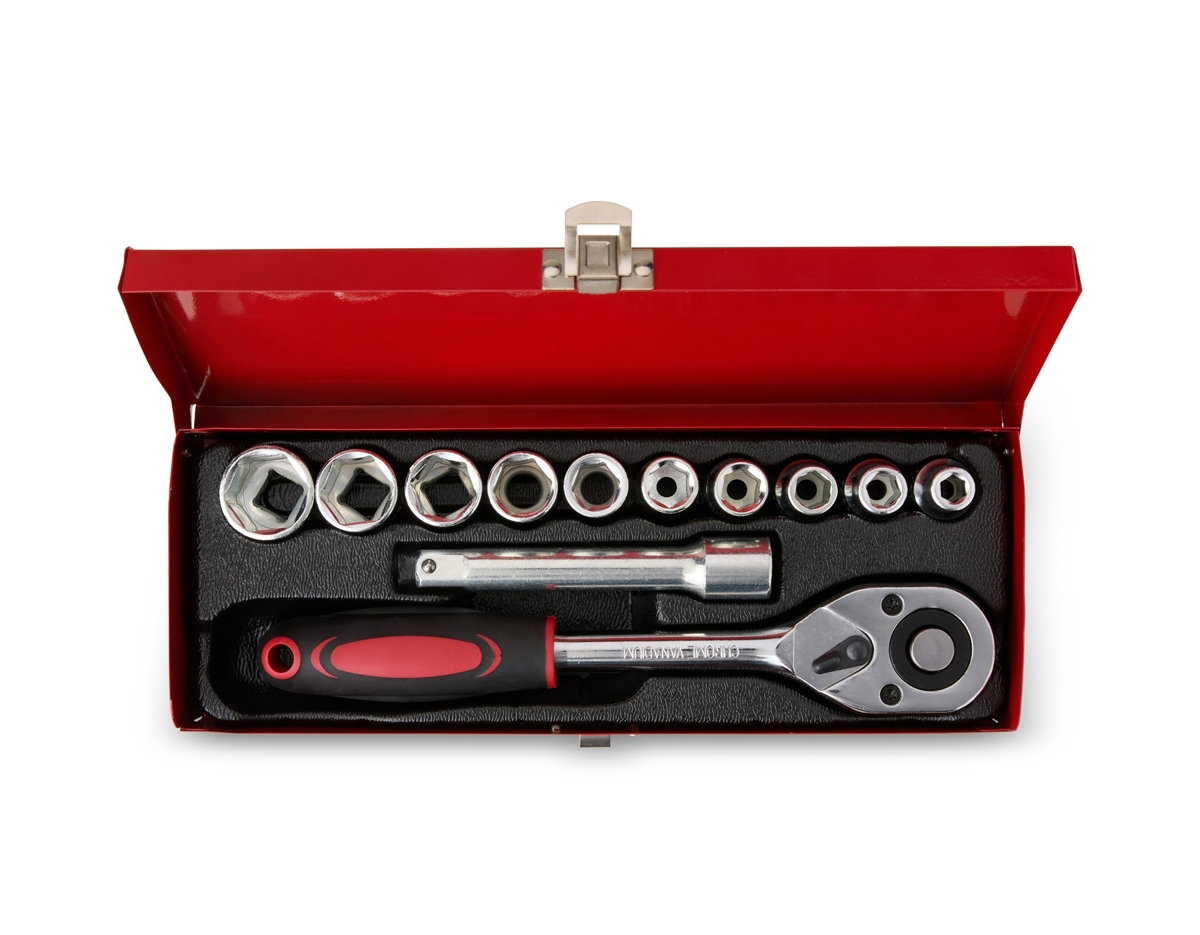 Kit de ferramentas composto por 12 peças, armazenadas em um estojo metálico. Inclui uma chave catraca, uma chave extensora e dez soquetes de diferentes tamanhos, ideais para uso em tarefas manuais e reparos diversos.