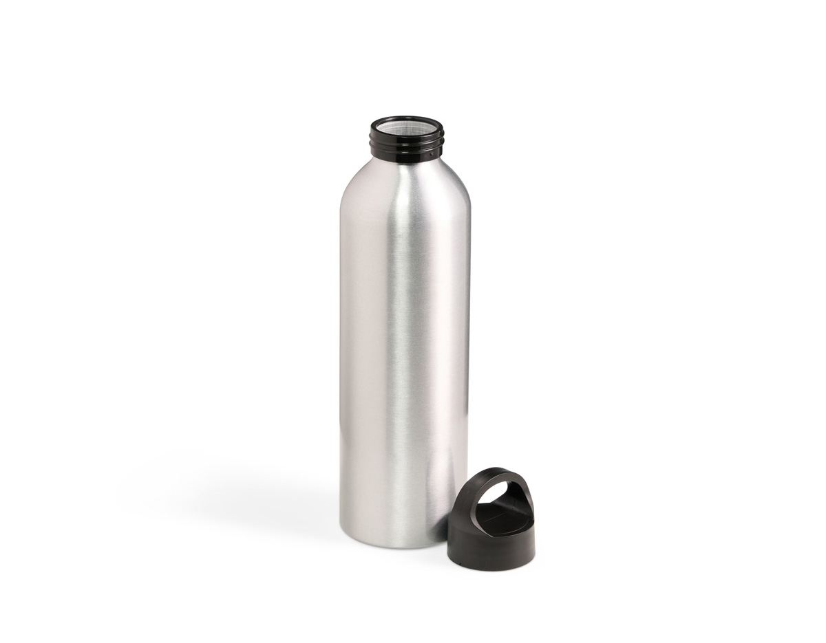 A garrafa de alumínio tem capacidade de 630ml e é equipada com uma tampa plástica rosqueável, garantindo fechamento seguro. A tampa inclui uma alça integrada, facilitando o transporte em diversas situações do dia a dia. É ideal para manter bebidas à mão em atividades ao ar livre ou no cotidiano