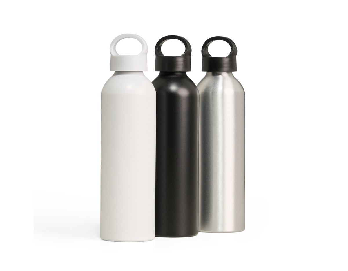 A garrafa de alumínio tem capacidade de 630ml e é equipada com uma tampa plástica rosqueável, garantindo fechamento seguro. A tampa inclui uma alça integrada, facilitando o transporte em diversas situações do dia a dia. É ideal para manter bebidas à mão em atividades ao ar livre ou no cotidiano
