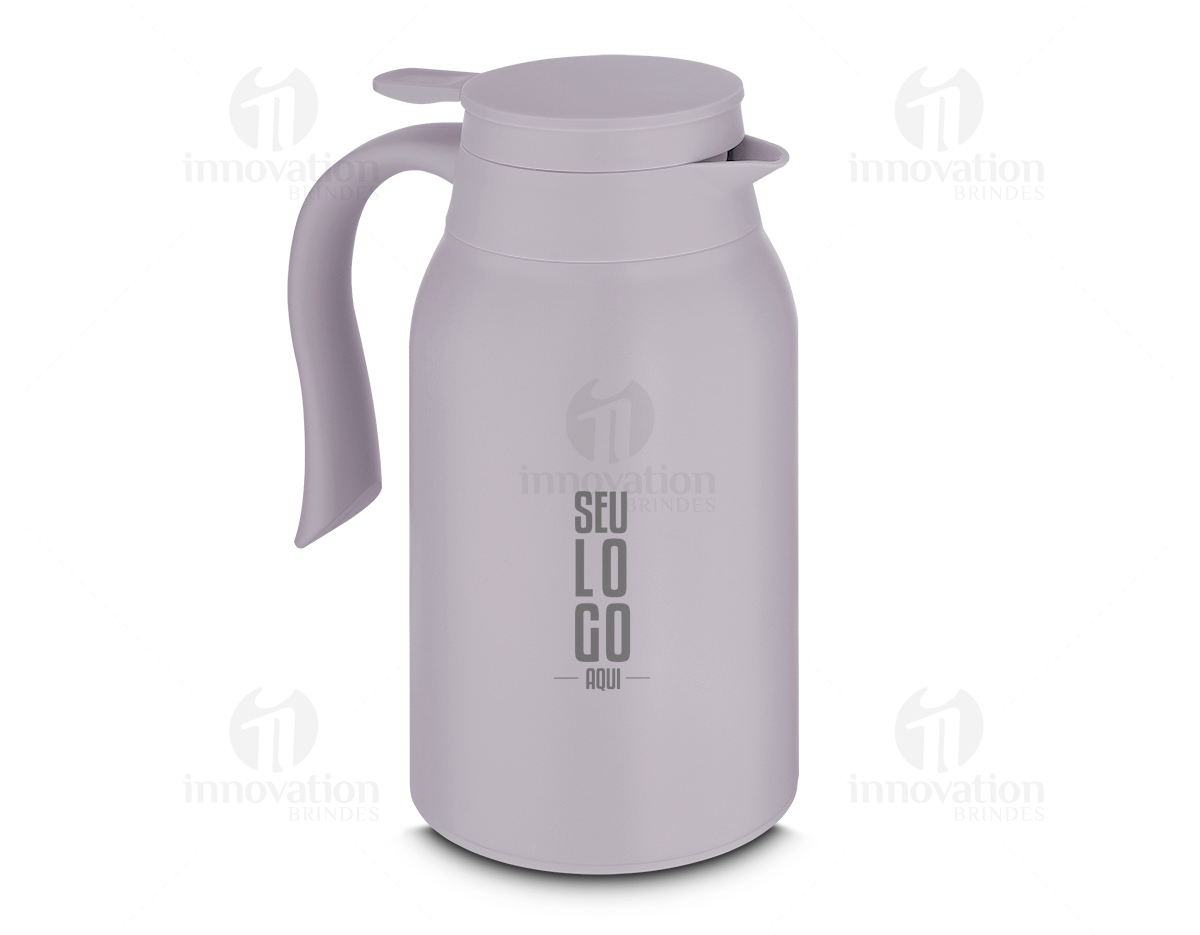 Garrafa térmica de parede dupla em aço inox, equipada com alça para transporte e tampa plástica com vedação em silicone. Conta com sistema corta-pingo para evitar desperdício e garantir praticidade ao servir.