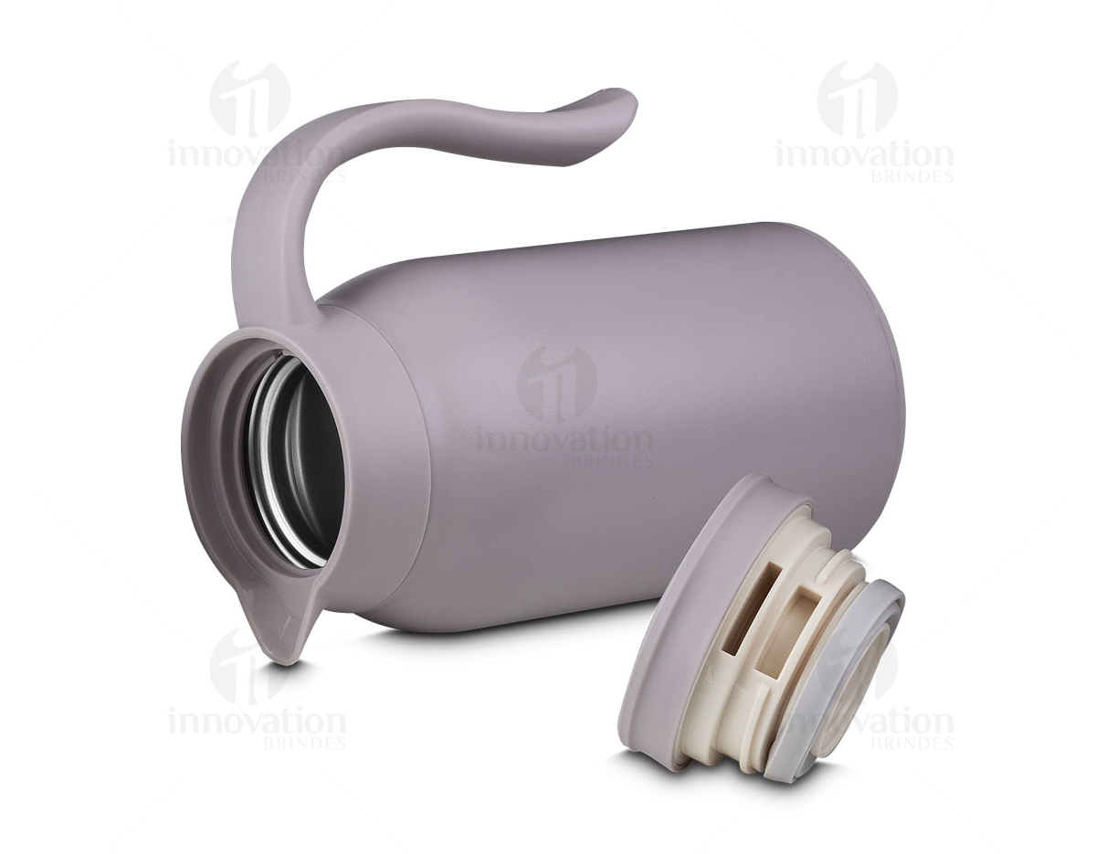 Garrafa térmica de parede dupla em aço inox, equipada com alça para transporte e tampa plástica com vedação em silicone. Conta com sistema corta-pingo para evitar desperdício e garantir praticidade ao servir.