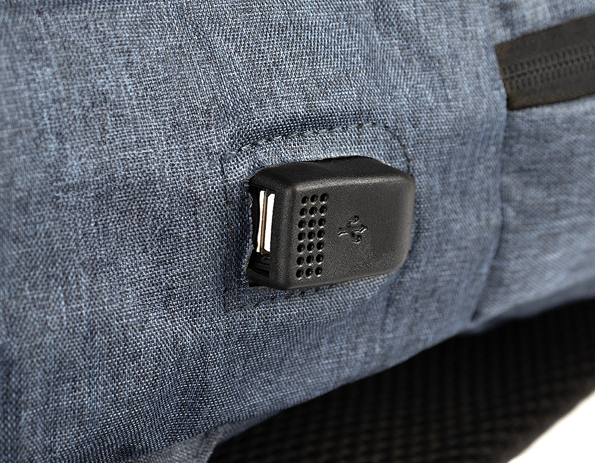 Mochila para notebook em poliéster, com alças de mão e de ombro acolchoadas. Possui dois bolsos frontais com zíper e um conector USB lateral. Internamente, conta com compartimento dedicado para notebooks de até 15,6".