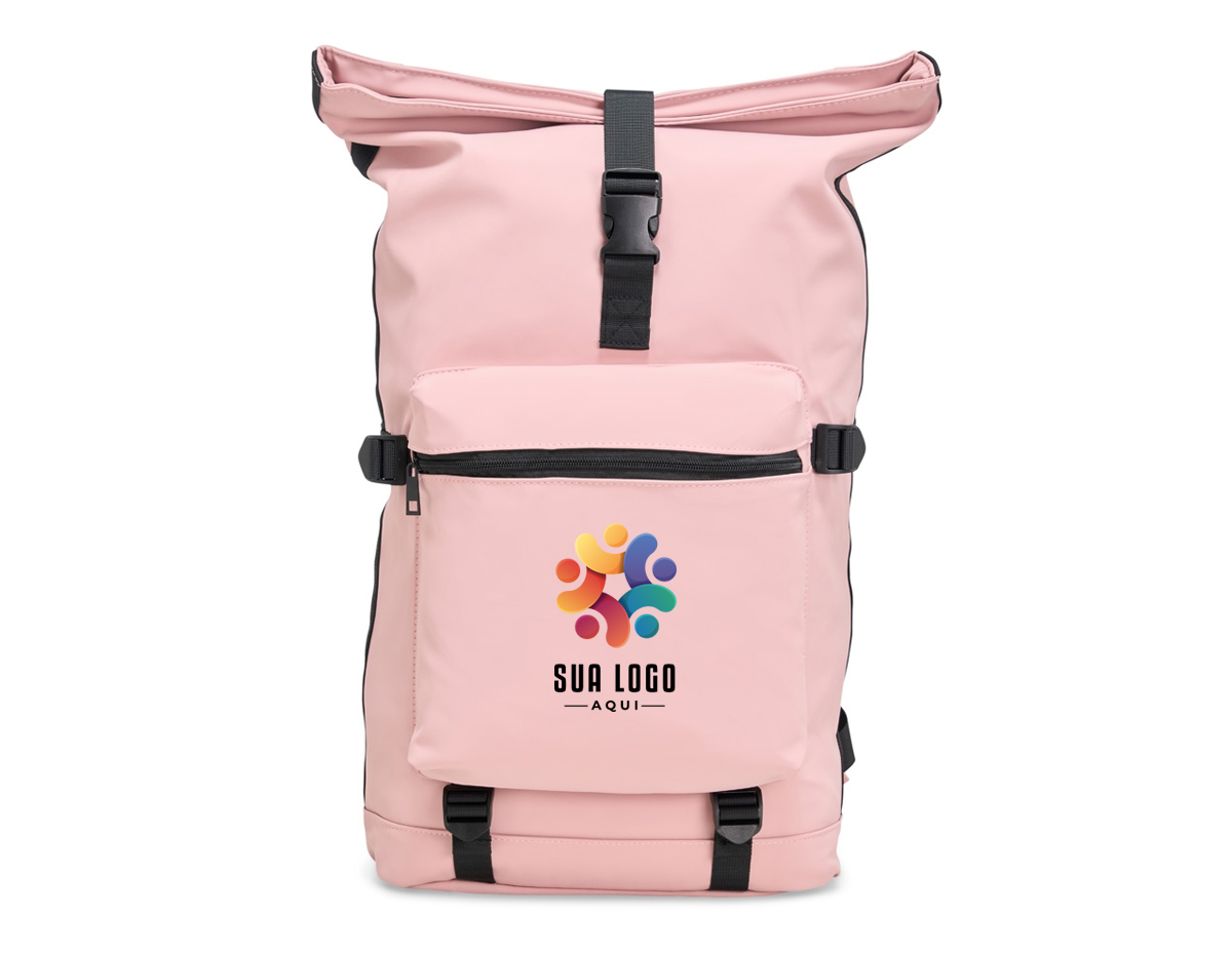 Mochila de couro sintético de 41 litros resistente à água. Possui dois compartimentos, sendo o principal com bolso para notebook de 15,6 polegadas. Possui fechamento por zíper e cinto com velcro, fivelas nas laterais para maior ajuste e engate para mala de viagem.