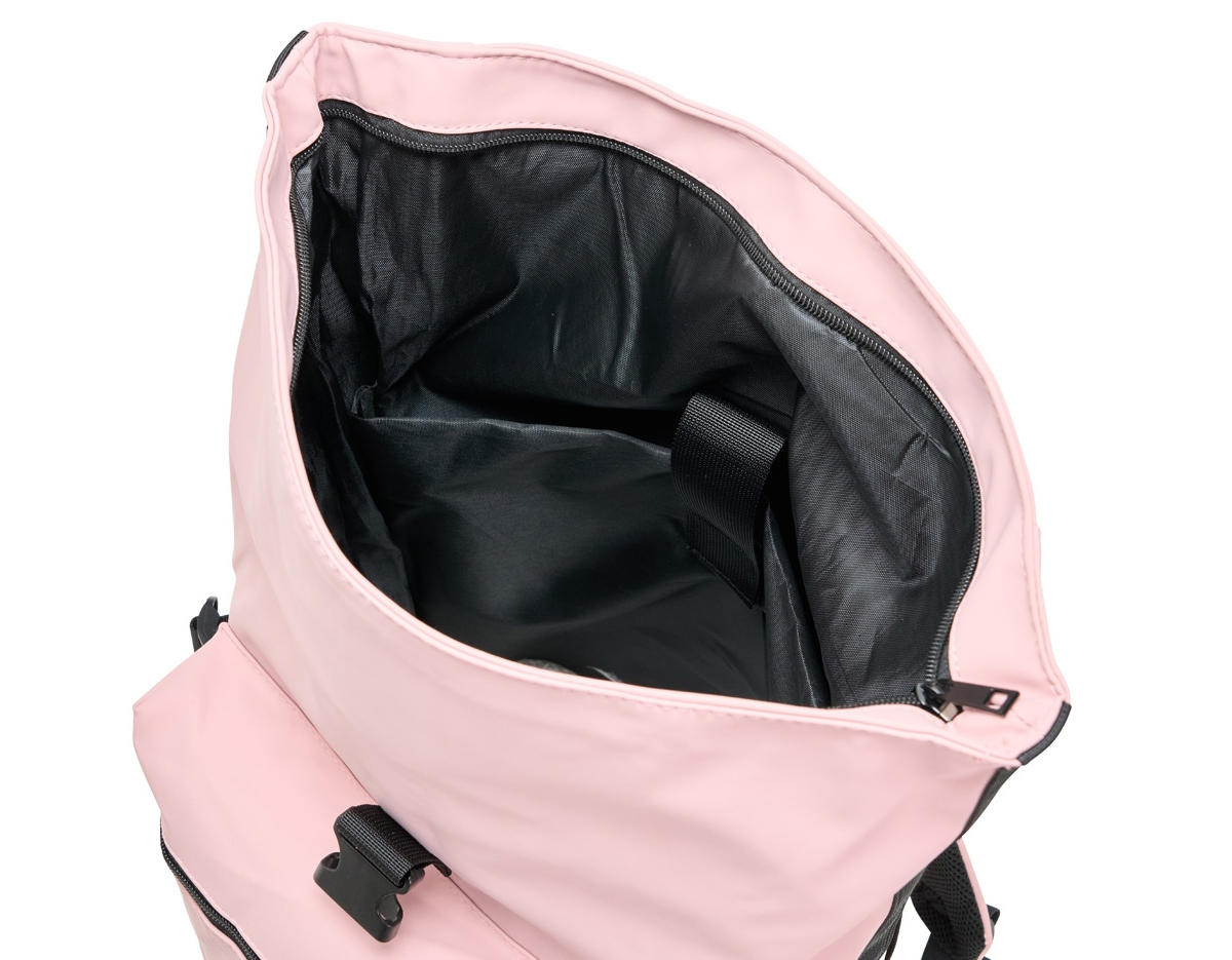 Mochila de couro sintético de 41 litros resistente à água. Possui dois compartimentos, sendo o principal com bolso para notebook de 15,6 polegadas. Possui fechamento por zíper e cinto com velcro, fivelas nas laterais para maior ajuste e engate para mala de viagem.