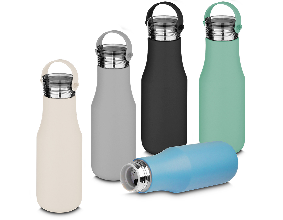 Garrafa térmica em aço inox com parede dupla com capacidade de até 500 ml. Tampa plástica rosqueável, alça em silicone e anel de silicone para vedação.