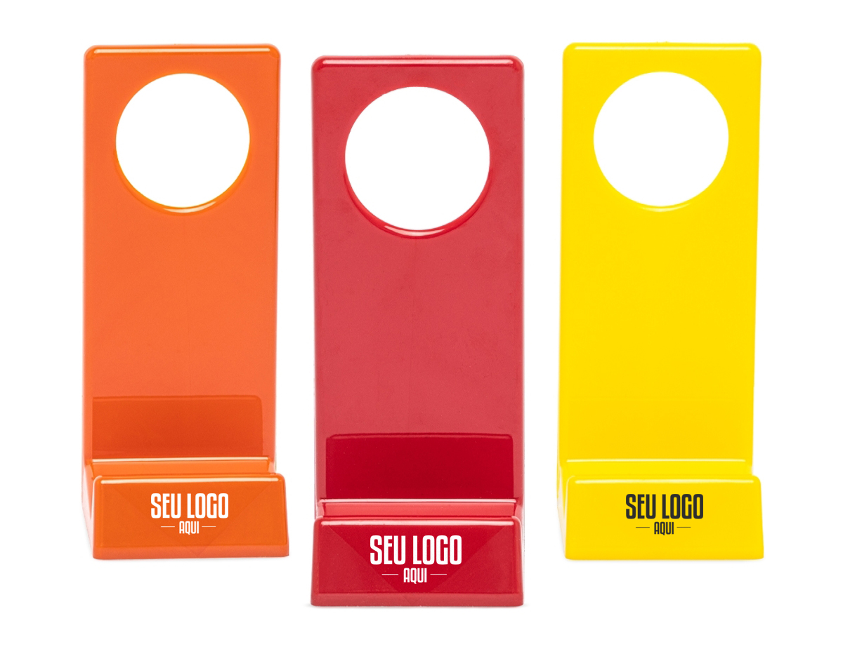 Suporte plástico para celular, ideal para manter o aparelho em posição vertical ou horizontal. Compacto e leve, oferece estabilidade ao dispositivo, sendo adequado para diversas superfícies. Seu design simples permite fácil transporte, ideal para uso em mesas de trabalho, viagens ou para assistir vídeos de forma prática e confortável. Compatível com diferentes modelos de smartphones.