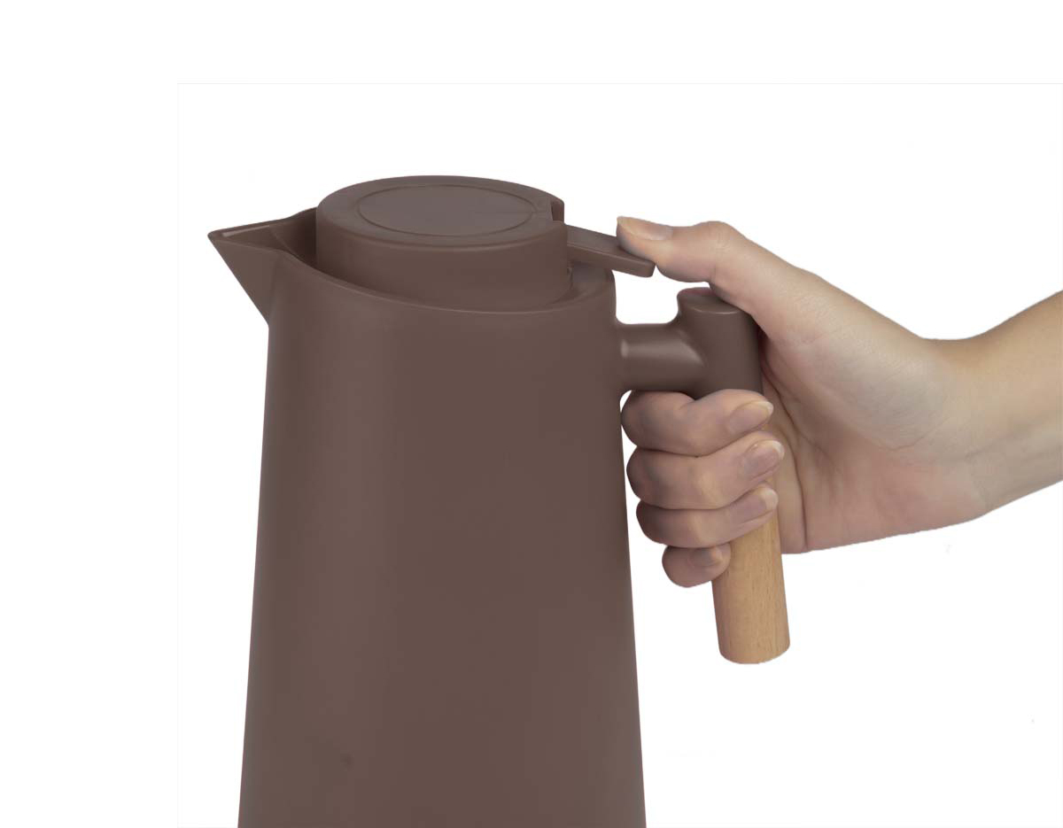 Essa garrafa térmica é uma excelente opção! Com seu exterior em plástico PP, ela é leve e resistente, enquanto a ampola de vidro interna garante a retenção de temperatura. A alça de madeira adiciona um toque de elegância e conforto ao manuseio.  A tampa rosqueável com anel de silicone é ótima para evitar vazamentos, e o sistema corta-pingo facilita o uso. Com capacidade de até 1 litro e a habilidade de manter bebidas quentes por até 8 horas, é ideal para viagens, passeios ou para ter em casa.