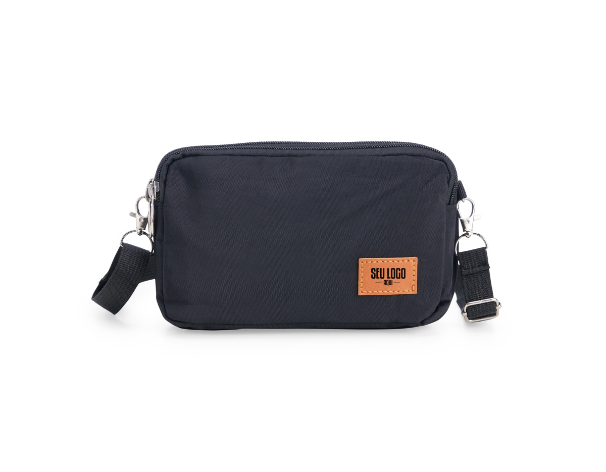 Bolsa de ombro em nylon resistente à água, com três compartimentos, alça regulável e etiqueta com espaço para personalização em couro sintético. Executando o papel de ser um bolso extra para guardar e encontrar rapidamente os acessórios do dia a dia.