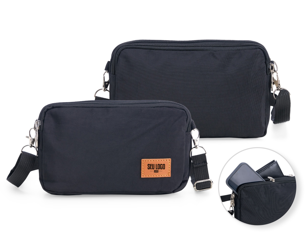 Bolsa de ombro em nylon resistente à água, com três compartimentos, alça regulável e etiqueta com espaço para personalização em couro sintético. Executando o papel de ser um bolso extra para guardar e encontrar rapidamente os acessórios do dia a dia.