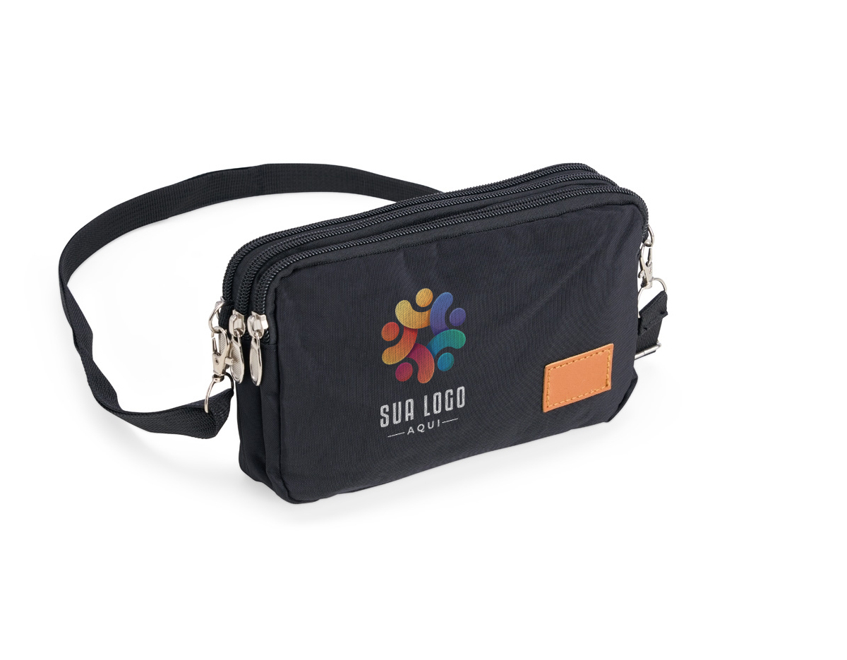 Bolsa de ombro em nylon resistente à água, com três compartimentos, alça regulável e etiqueta com espaço para personalização em couro sintético. Executando o papel de ser um bolso extra para guardar e encontrar rapidamente os acessórios do dia a dia.