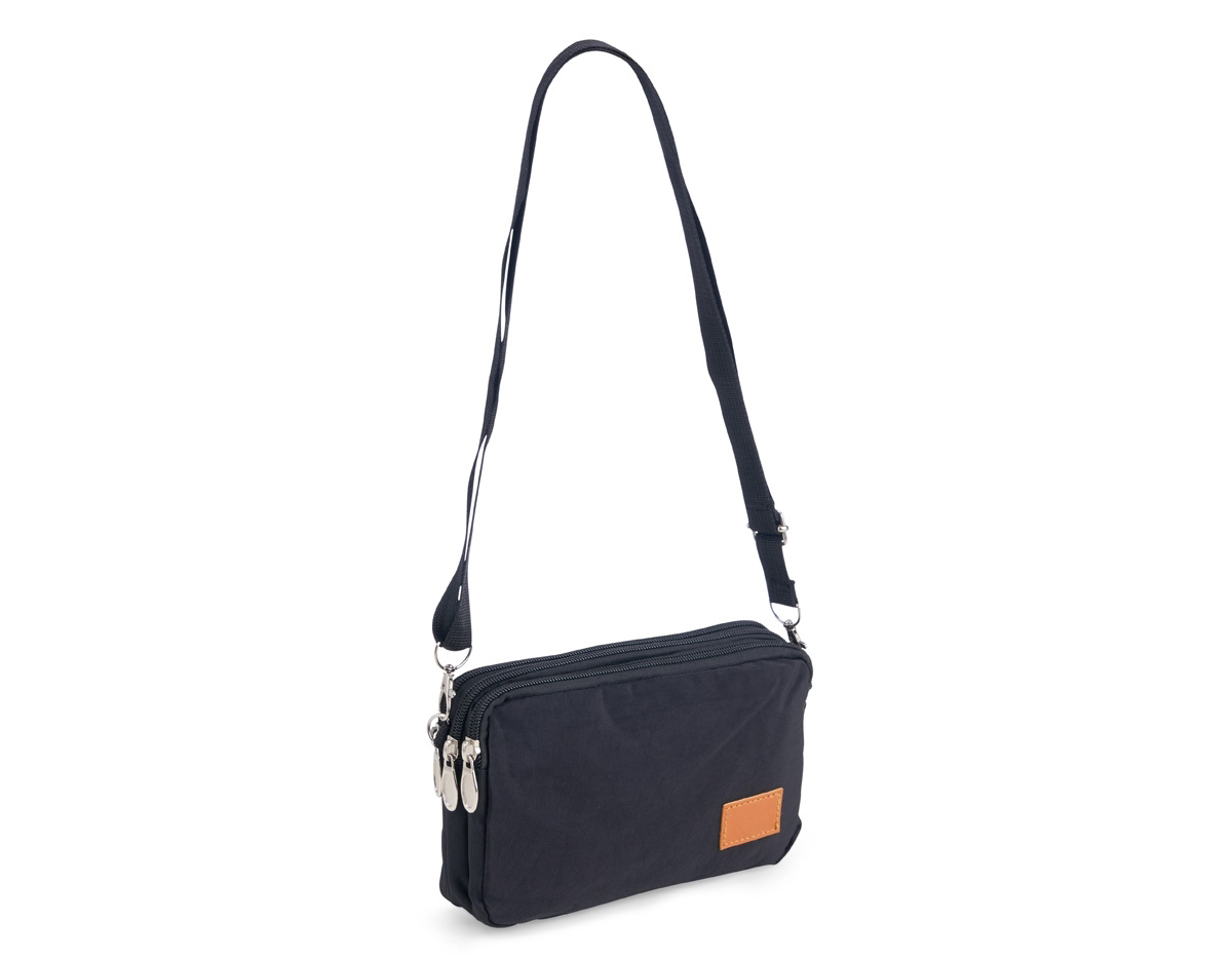 Bolsa de ombro em nylon resistente à água, com três compartimentos, alça regulável e etiqueta com espaço para personalização em couro sintético. Executando o papel de ser um bolso extra para guardar e encontrar rapidamente os acessórios do dia a dia.