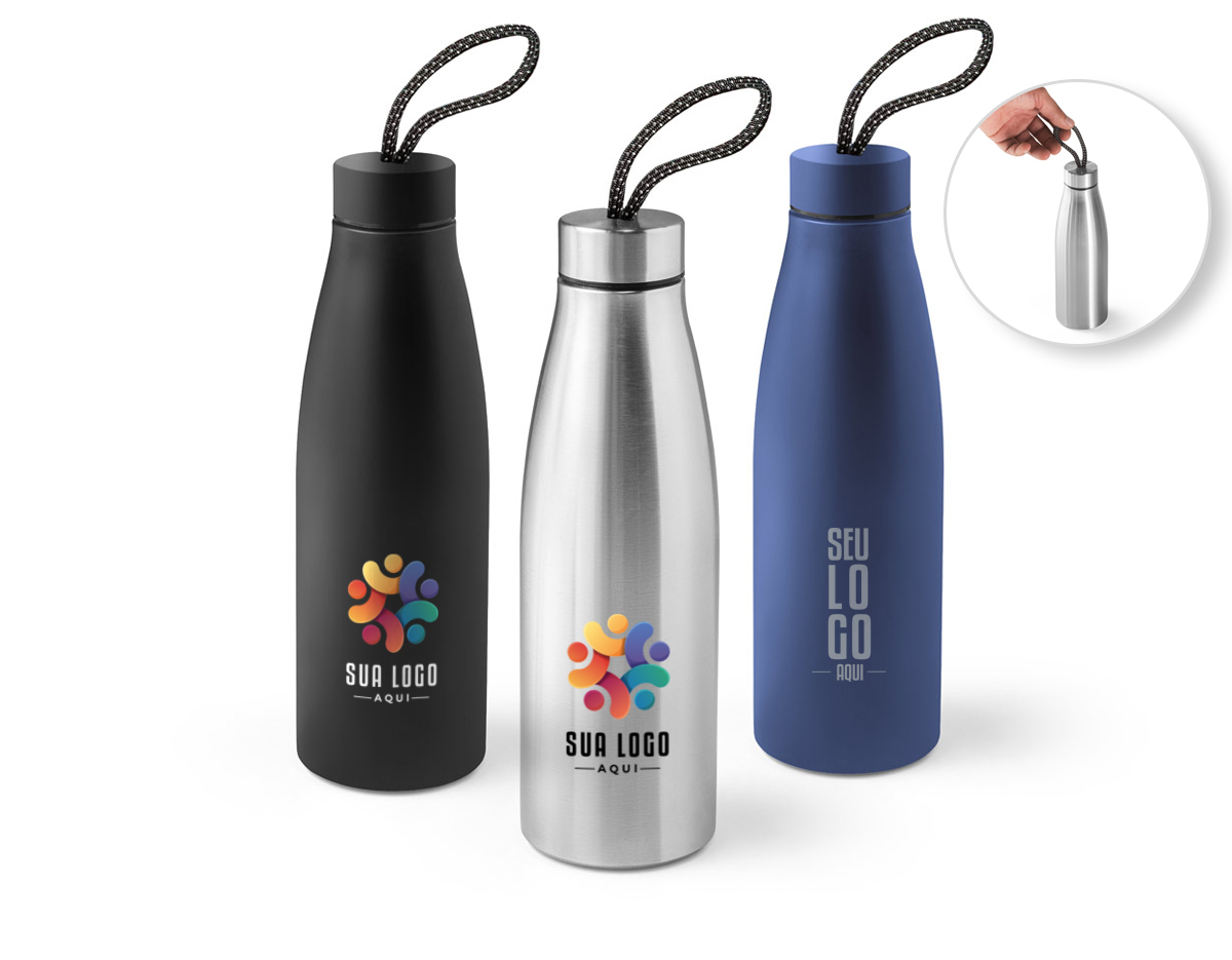 Squeeze em aço inox (90% reciclado), de parede simples. Tampa em aço inox com pega num padrão suave, para fácil transporte. Capacidade até 710 mL. Fornecida em caixa presente kraft. Certificação EU Food Grade. ø70 x 232 mm