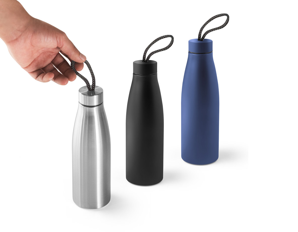 Squeeze em aço inox (90% reciclado), de parede simples. Tampa em aço inox com pega num padrão suave, para fácil transporte. Capacidade até 710 mL. Fornecida em caixa presente kraft. Certificação EU Food Grade. ø70 x 232 mm