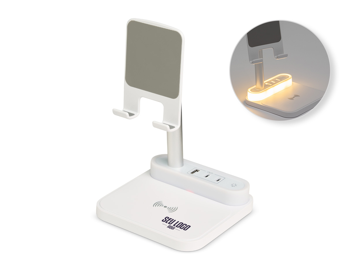 Com opções de carregamento via indução ou via cabo, nossa base é prática e funcional. Produzida em plástico com apoios antideslizantes, a base possui duas entradas Tipo-C, uma entrada USB e uma saída Tipo-C. Acompanha um cabo USB Tipo-C.