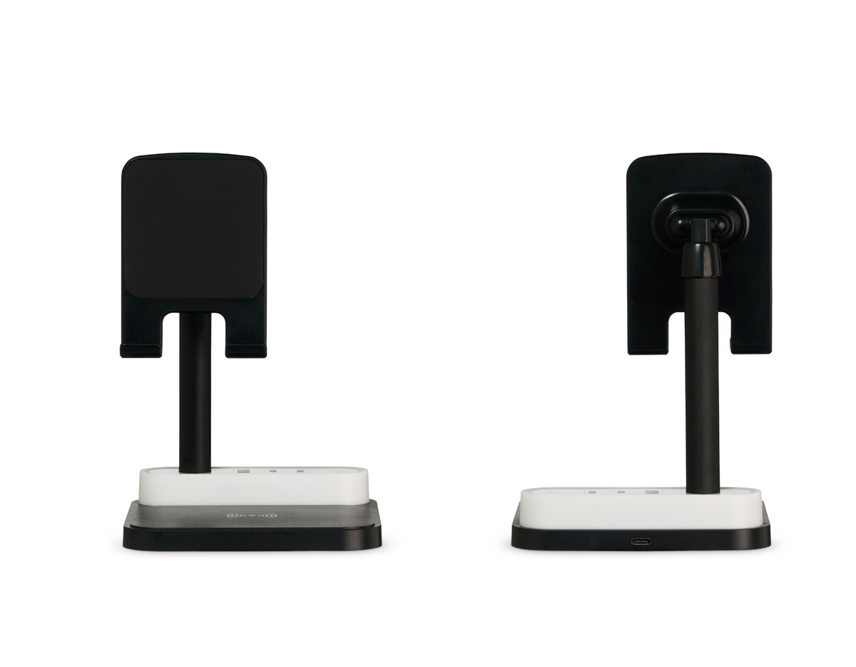 Com opções de carregamento via indução ou via cabo, nossa base é prática e funcional. Produzida em plástico com apoios antideslizantes, a base possui duas entradas Tipo-C, uma entrada USB e uma saída Tipo-C. Acompanha um cabo USB Tipo-C.