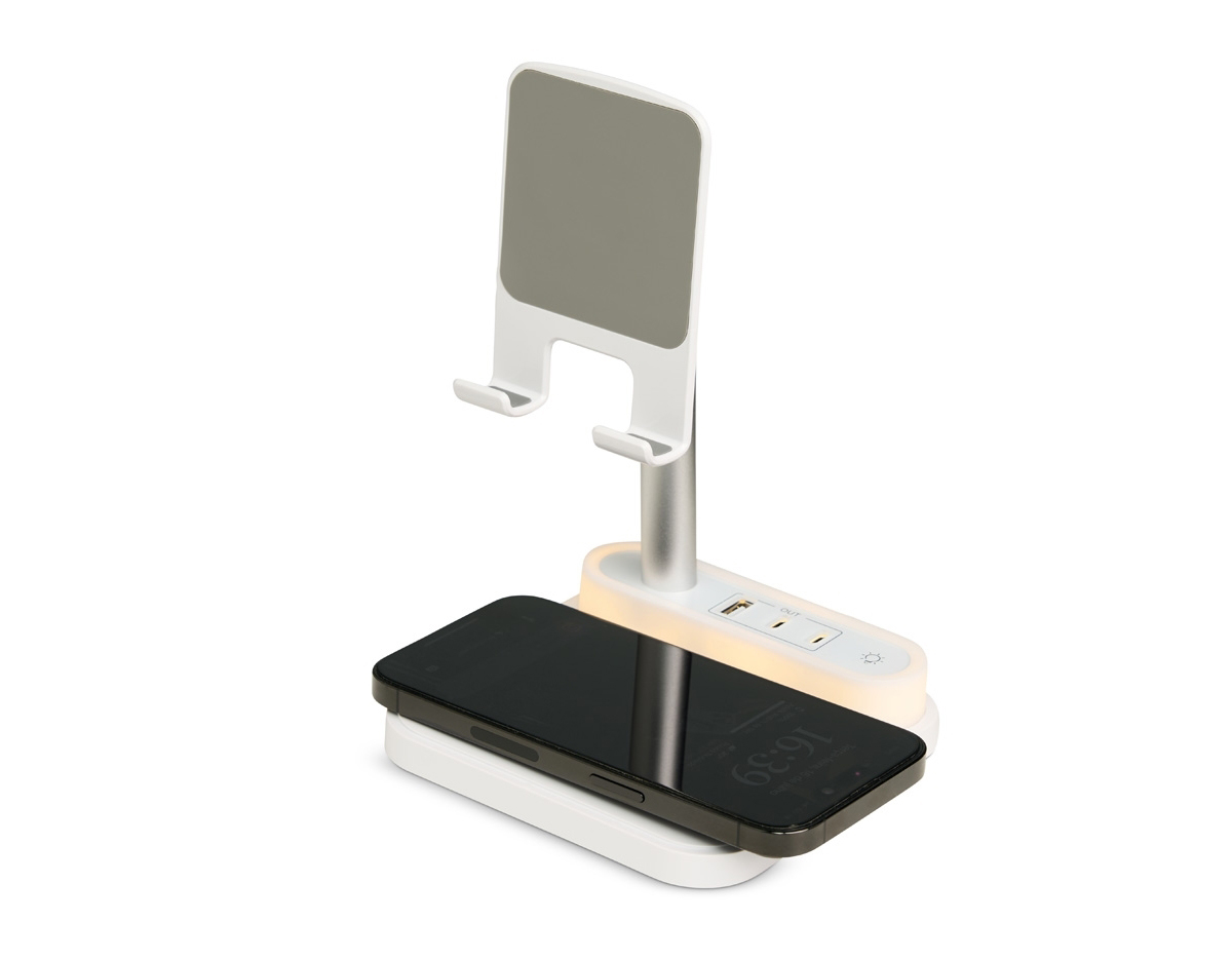 Com opções de carregamento via indução ou via cabo, nossa base é prática e funcional. Produzida em plástico com apoios antideslizantes, a base possui duas entradas Tipo-C, uma entrada USB e uma saída Tipo-C. Acompanha um cabo USB Tipo-C.