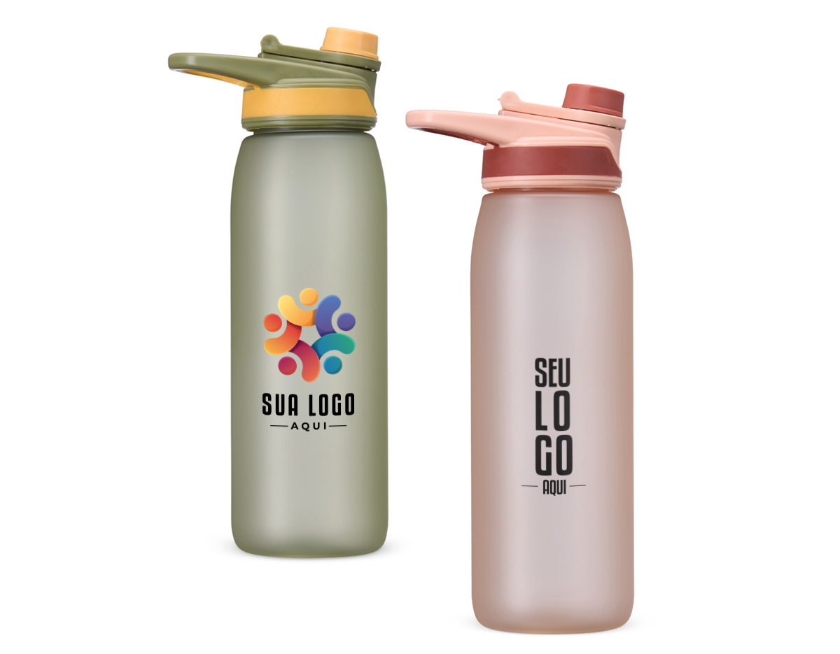 Squeeze de plástico com capacidade de 900 ml, ideal para hidratação em atividades diárias. Possui tampa rosqueável que garante vedação, além de uma tampa protetora para o bocal, mantendo-o limpo. Acompanha alça para transporte, facilitando o uso em caminhadas, esportes ou no dia a dia. Prático e funcional, é uma ótima opção para quem busca conforto e conveniência.