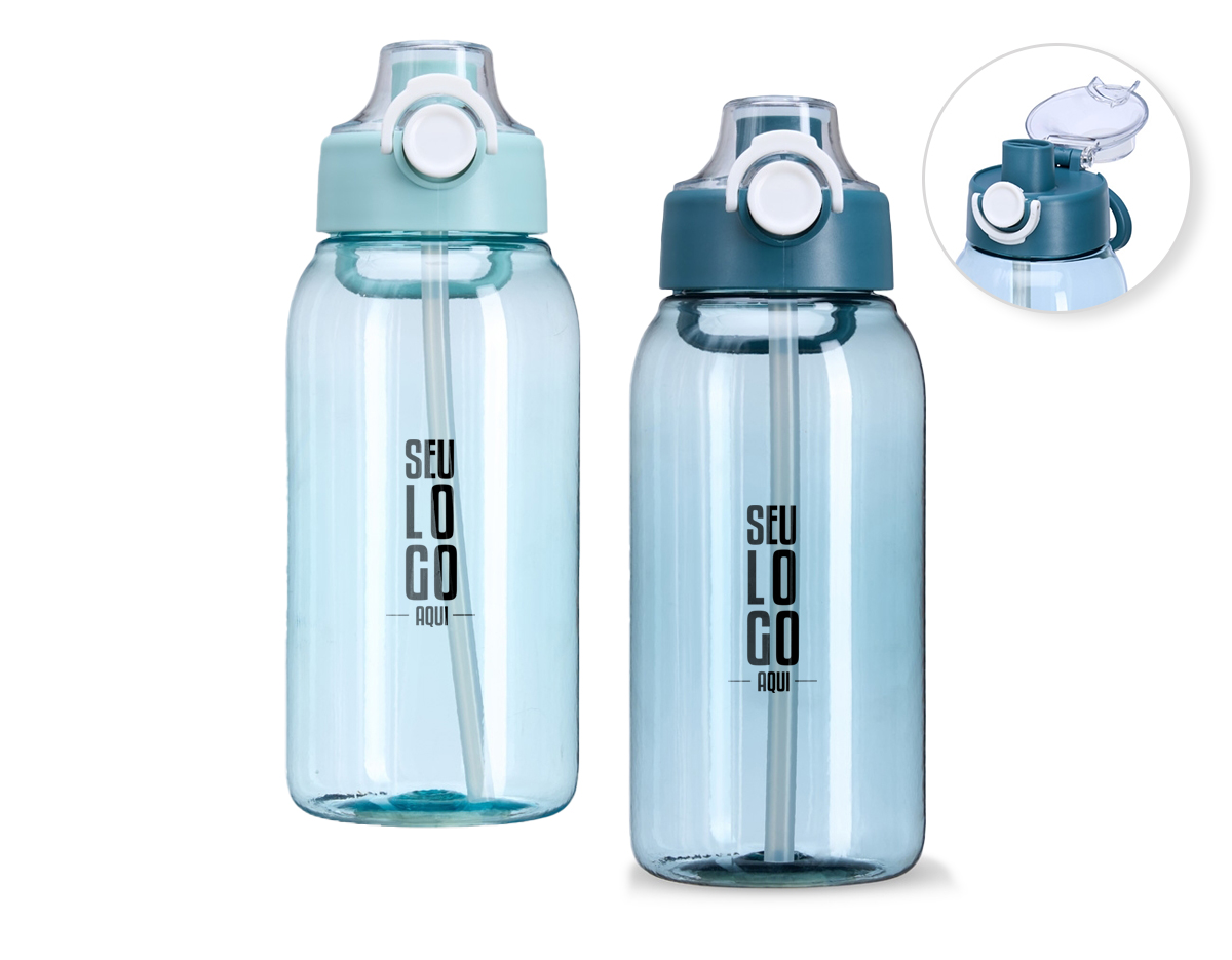 Squeeze plástico com capacidade de 1L. Possui tampa rosqueável com protetor para bocal, botão de acionamento com trava de segurança e alça para transporte acoplado.