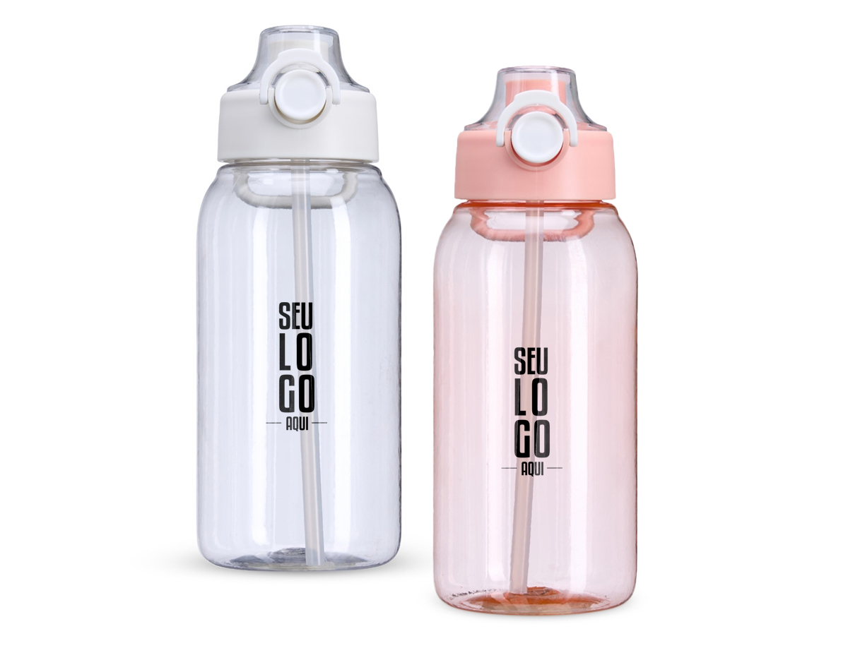 Squeeze plástico com capacidade de 1L. Possui tampa rosqueável com protetor para bocal, botão de acionamento com trava de segurança e alça para transporte acoplado.