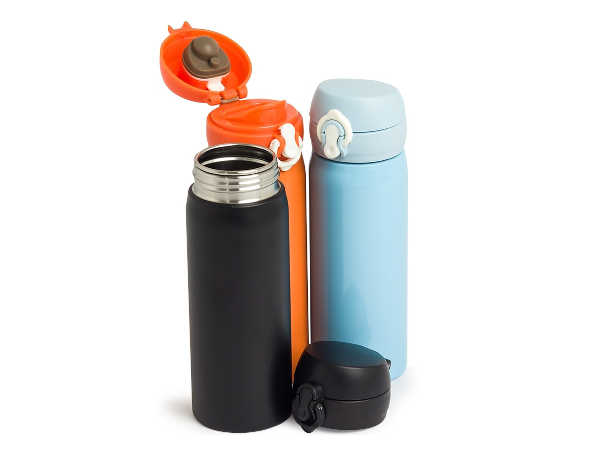 Garrafa 500ml em inox com botão e válvula para abertura. Possui um sistema de trava (basta mover para cima/baixo para abrir/fechar) pressione o botão central para abrir a tampa.