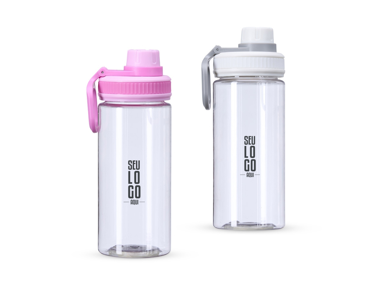Squeeze plástico com capacidade de 500ml. Possui tampa rosqueável com tampa protetora para bocal e alça para transporte.