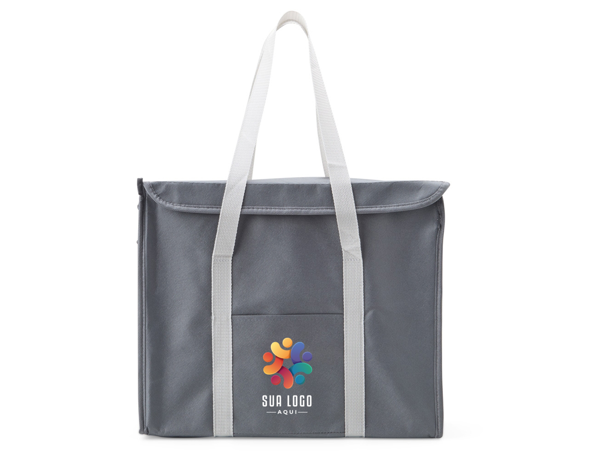 A Bolsa Térmica de 34 litros, feita de nylon resistente, permite levar petiscos, lanches e bebidas de forma prática e segura, mantendo tudo fresquinho por mais tempo nos passeios. Conta com bolso frontal para utensílios, zíperes laterais, fechamento frontal com velcro e duas alças para facilitar o transporte. É a escolha perfeita para quem valoriza eficiência e segurança durante as refeições.