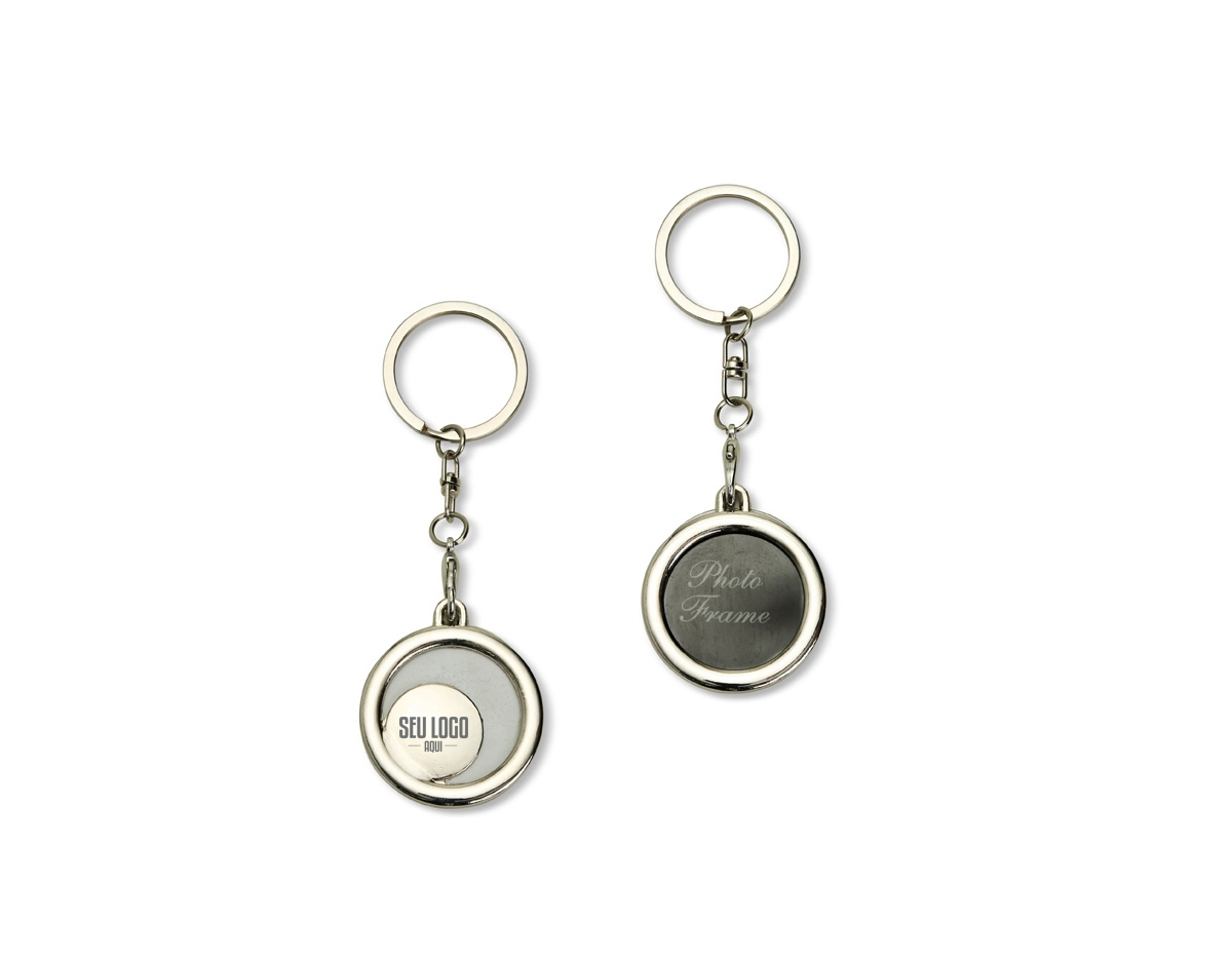 Chaveiro porta-foto em inox. Possui uma fina capa transparente removível para proteger a foto e corrente com gancho preso ao chaveiro.