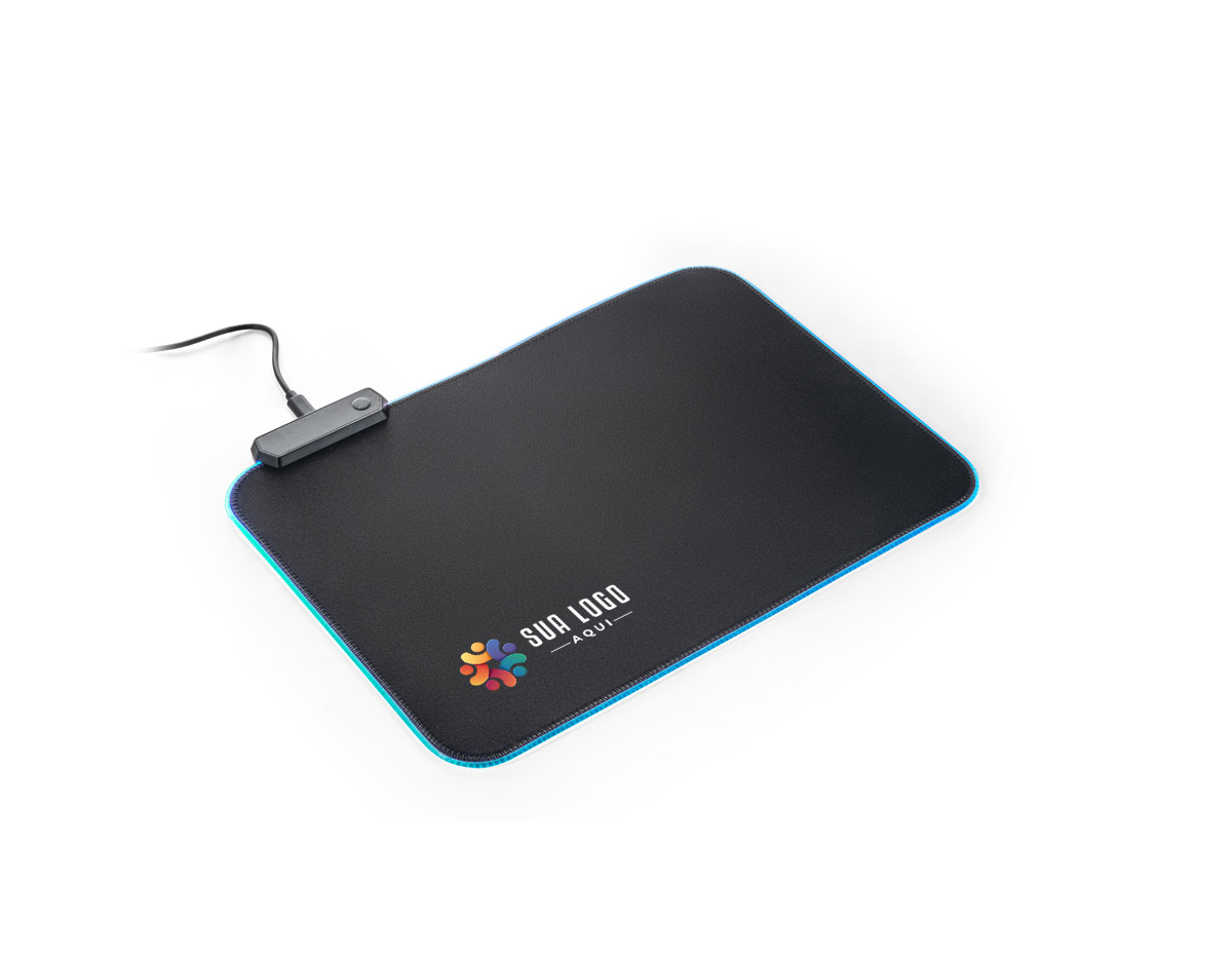 Tapete para jogos em poliéster com base antiderrapante em borracha. Iluminação periférica em RGB, configurada em 15 modos, proporciona uma melhor experiência de jogo. A configuração destas luzes pode ser realizada manualmente permitindo que estabeleça o seu padrão favorito. Cabo resistente de 1.5 m desenvolvido para um uso prolongado. Fornecido em caixa presente. 250 x 350 x 4 mm | Caixa: 60 x 365 x 60 mm