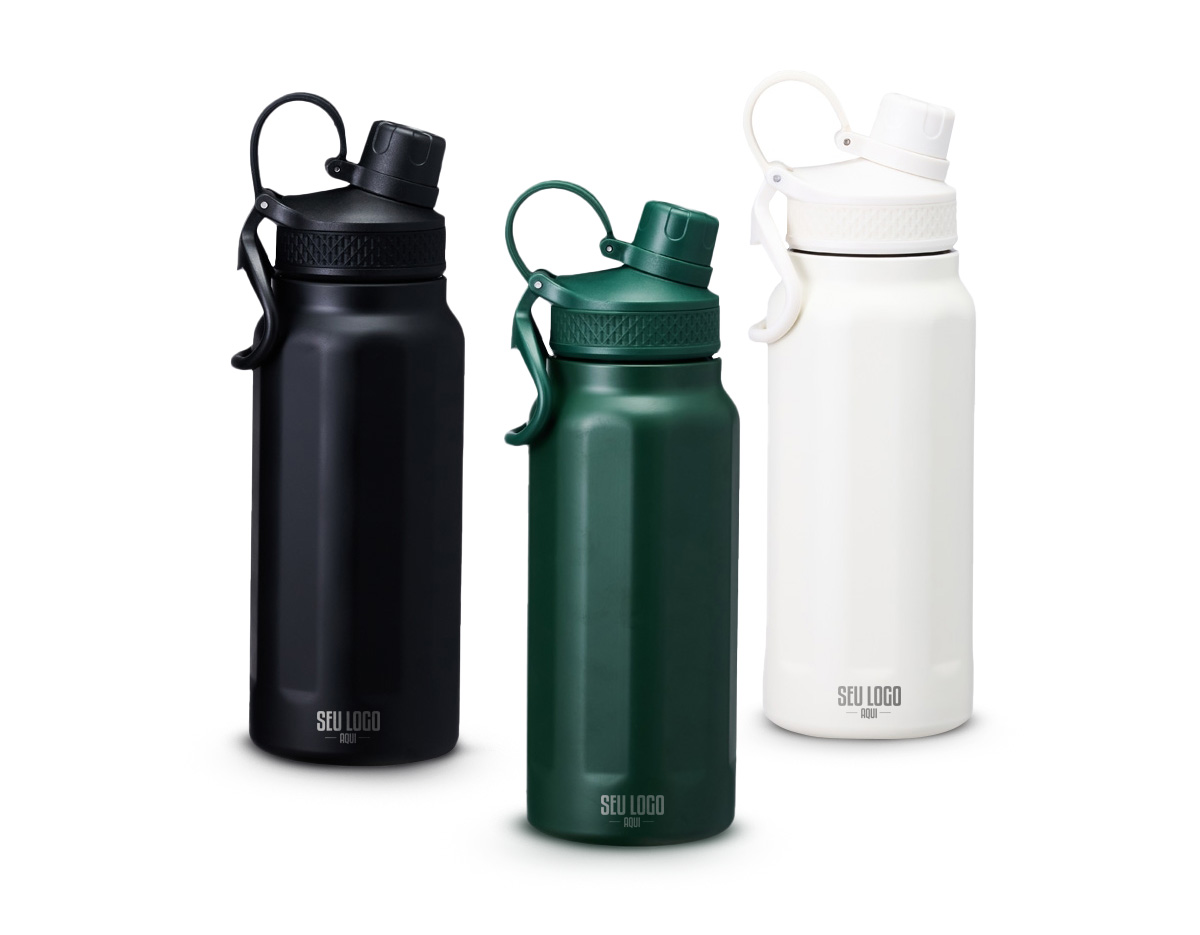 Esta garrafa térmica feita em inox 304, com capacidade de 750ml, é uma aliada confiável para manter sua bebida preferida sempre na temperatura certa. Com um design em faixas de relevo e tampa com alça, ela é fácil de transportar e possui uma proteção extra no bocal para manter tudo seguro e higiênico. Ideal para levar o calor do café ou a refrescância da água gelada onde quer que você vá!