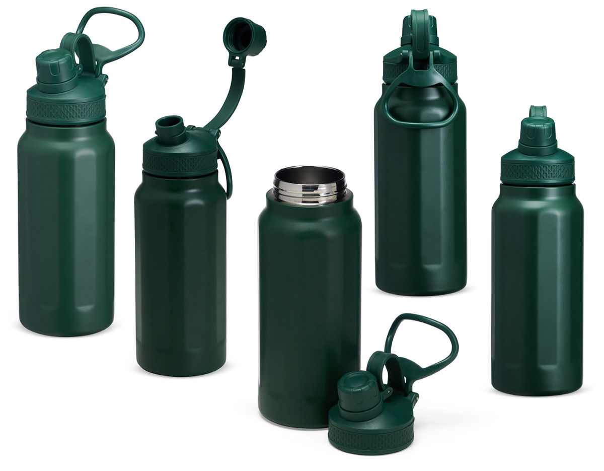 Esta garrafa térmica feita em inox 304, com capacidade de 750ml, é uma aliada confiável para manter sua bebida preferida sempre na temperatura certa. Com um design em faixas de relevo e tampa com alça, ela é fácil de transportar e possui uma proteção extra no bocal para manter tudo seguro e higiênico. Ideal para levar o calor do café ou a refrescância da água gelada onde quer que você vá!