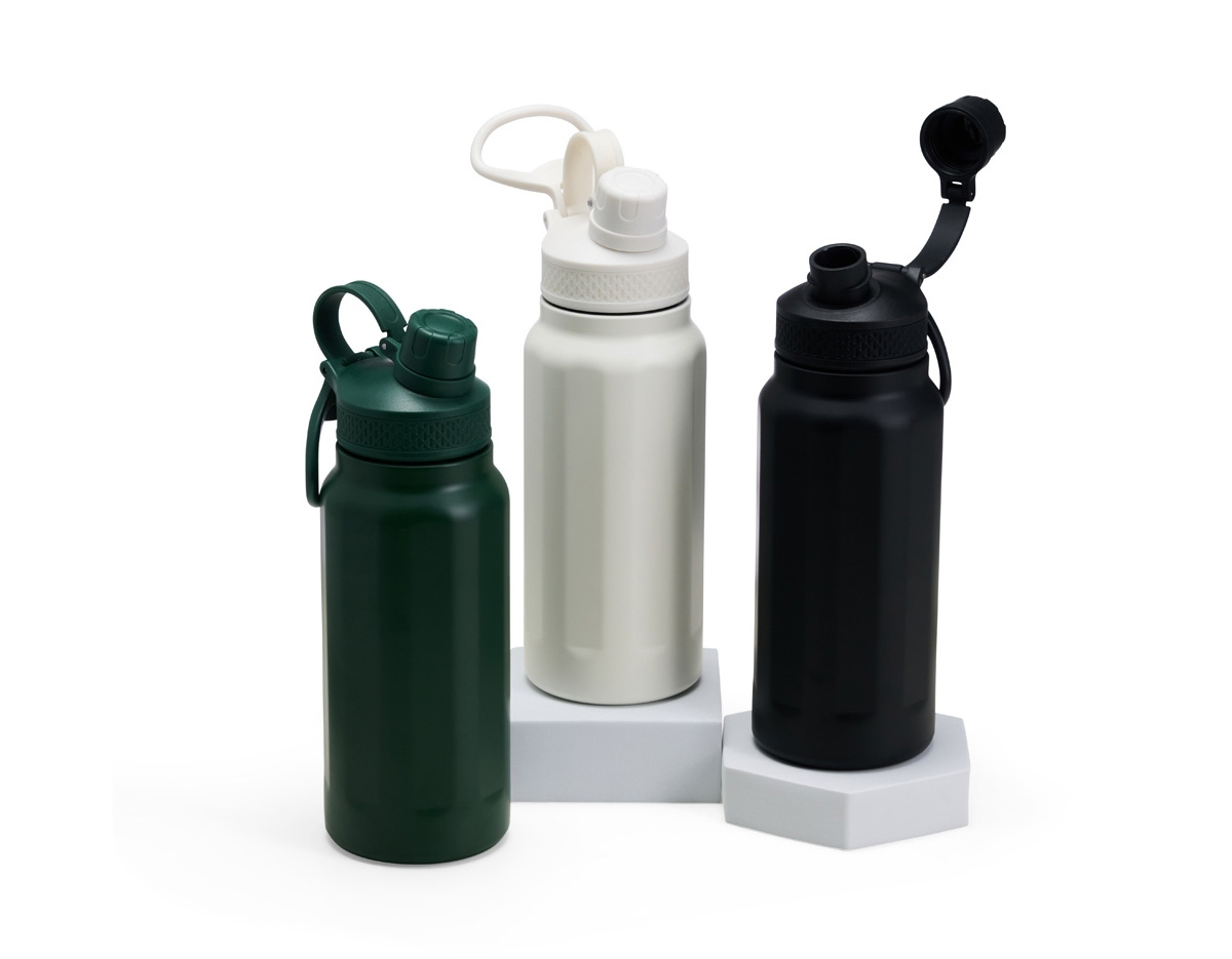 Esta garrafa térmica feita em inox 304, com capacidade de 750ml, é uma aliada confiável para manter sua bebida preferida sempre na temperatura certa. Com um design em faixas de relevo e tampa com alça, ela é fácil de transportar e possui uma proteção extra no bocal para manter tudo seguro e higiênico. Ideal para levar o calor do café ou a refrescância da água gelada onde quer que você vá!