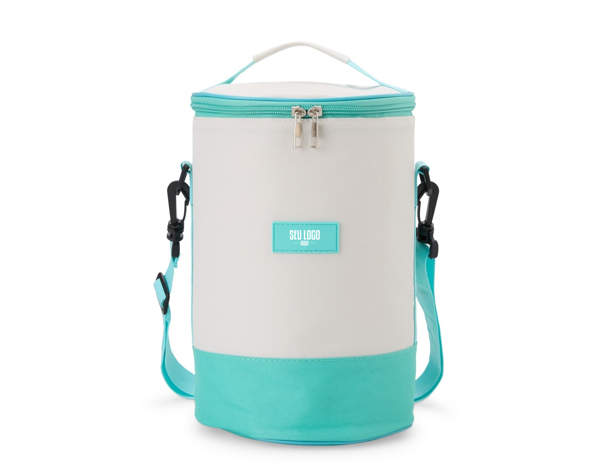 A bolsa térmica perfeita para o seu dia a dia! Feita em tecido Oxford com capacidade de 8 litros, seu formato cilíndrico garante mais espaço interno, além de um revestimento térmico em alumínio para manter bebidas e alimentos na temperatura ideal. Com alça de ombro ajustável e removível, ela é prática e versátil, tornando-se o item certo para viagens, aventuras ao ar livre, trabalho ou academia. Companheira indispensável para manter tudo organizado.